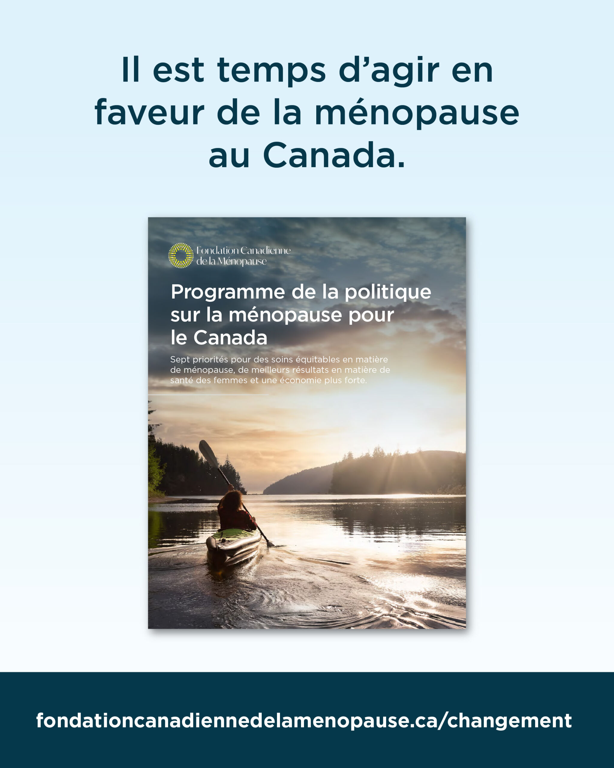 Affiche en français indiquant « Il est temps d’agir en faveur de la ménopause au Canada », montrant une personne en kayak sur un lac calme au coucher du soleil. La couverture du « Programme de la politique sur la ménopause pour le Canada » est superposée, avec le lien fondationcanadiennedelamenopause.ca/changement.