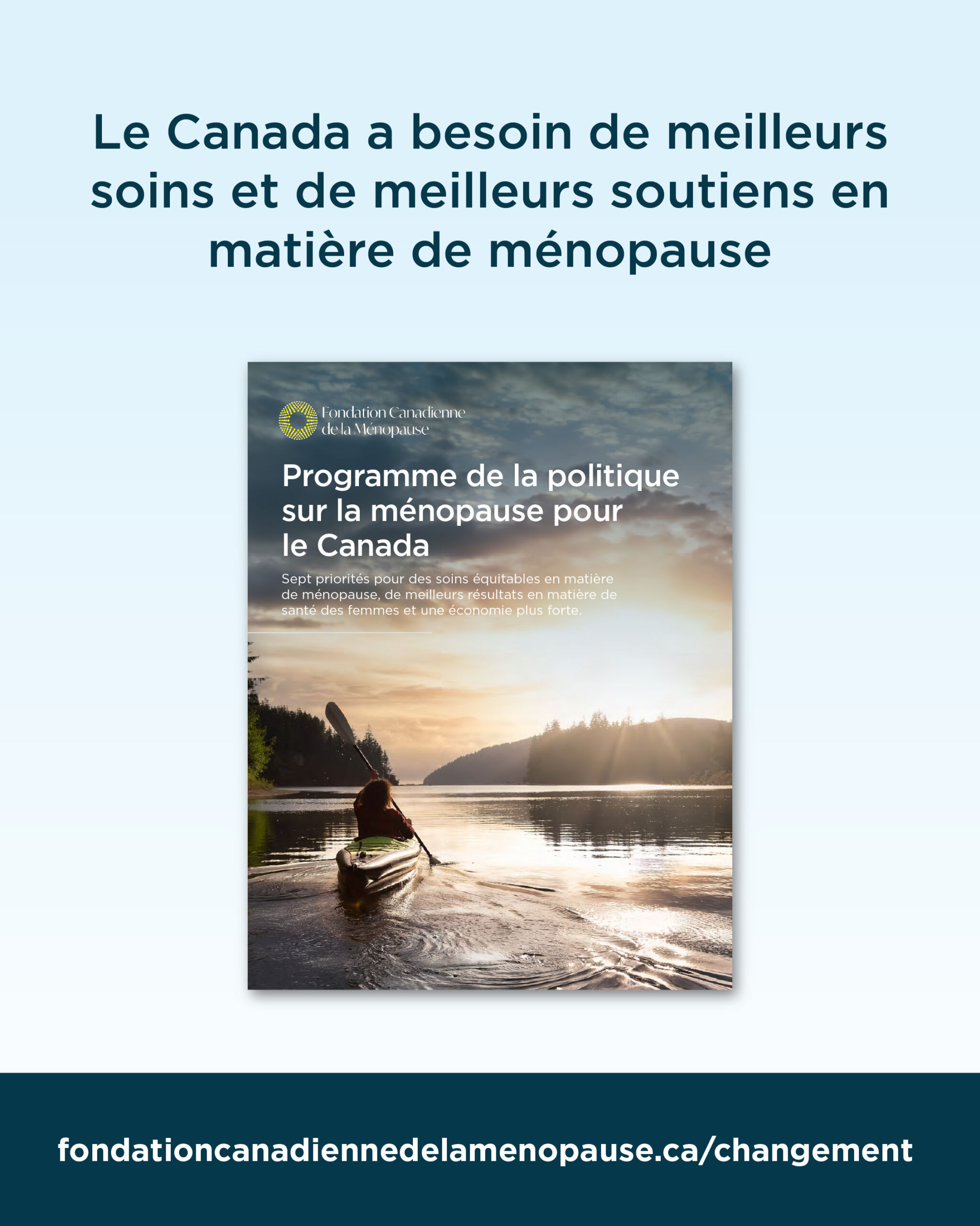 Affiche en français indiquant « Le Canada a besoin de meilleurs soins et de meilleurs soutiens en matière de ménopause », avec une personne en kayak sur un lac au coucher du soleil. La couverture du « Programme de la politique sur la ménopause pour le Canada » apparaît au centre, accompagnée du lien fondationcanadiennedelamenopause.ca/changement.