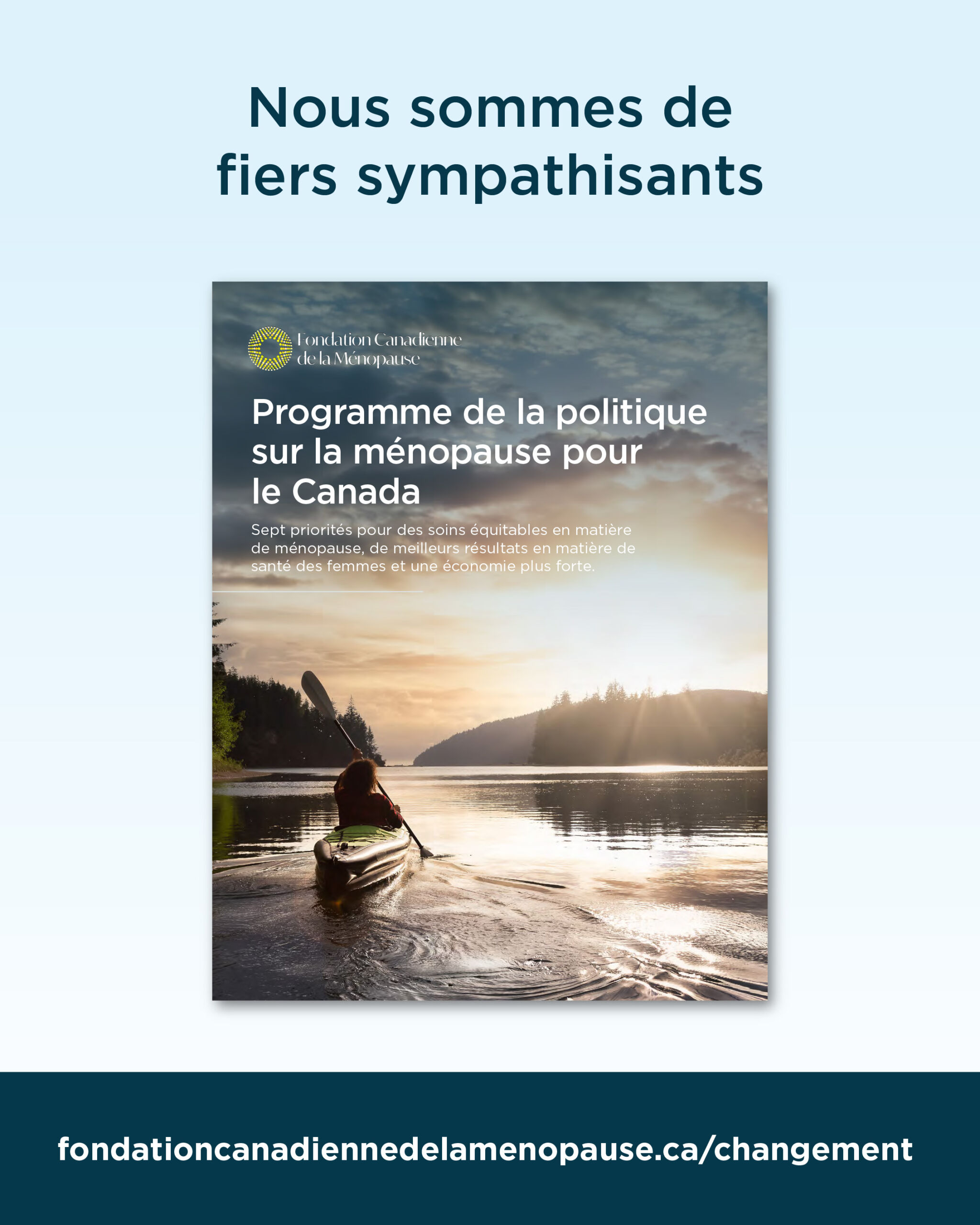 Affiche en français indiquant « Nous sommes de fiers sympathisants », montrant une personne en kayak sur un lac au coucher du soleil. Le logo de la Fondation Canadienne de la Ménopause et la couverture du « Programme de la politique sur la ménopause pour le Canada » sont superposés, avec le lien fondationcanadiennedelamenopause.ca/changement.